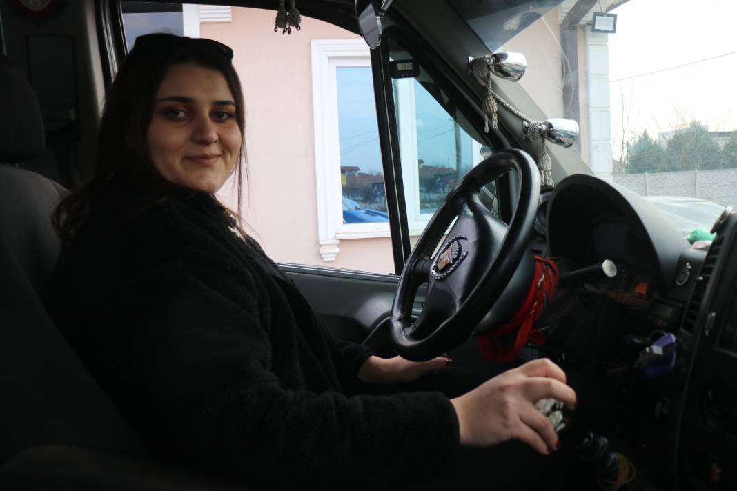 Genç kız hayalini sürdürdü, dolmuş direksiyonun başına geçti 1